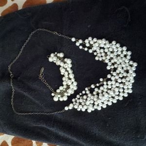Plunder faux pearl necklace and bracelet